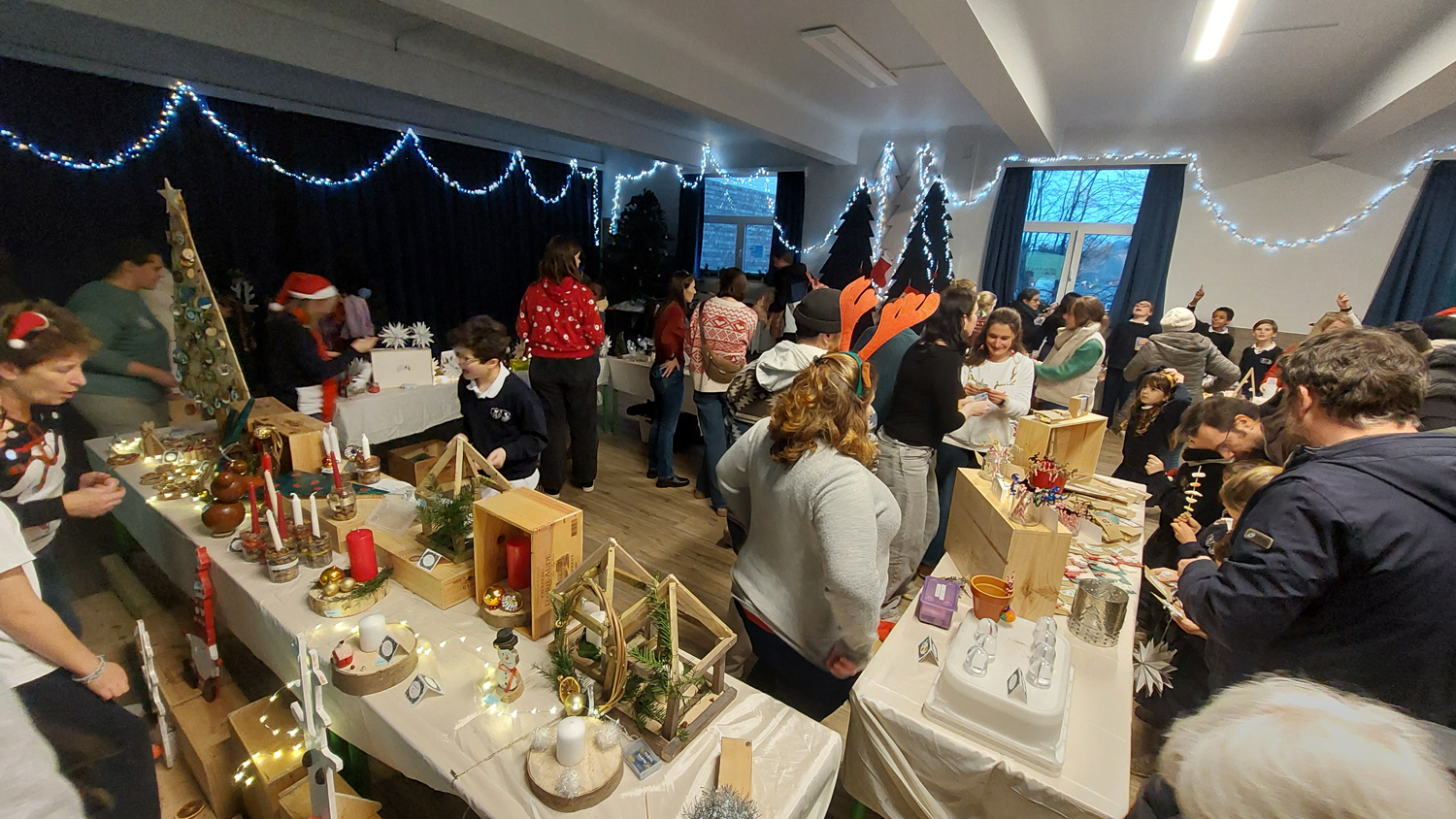 Marché de Noël organisé au Collège Saint-Pierre Les Servites de Marie avec stands de bricolages, décorations artisanales et ambiance festive.