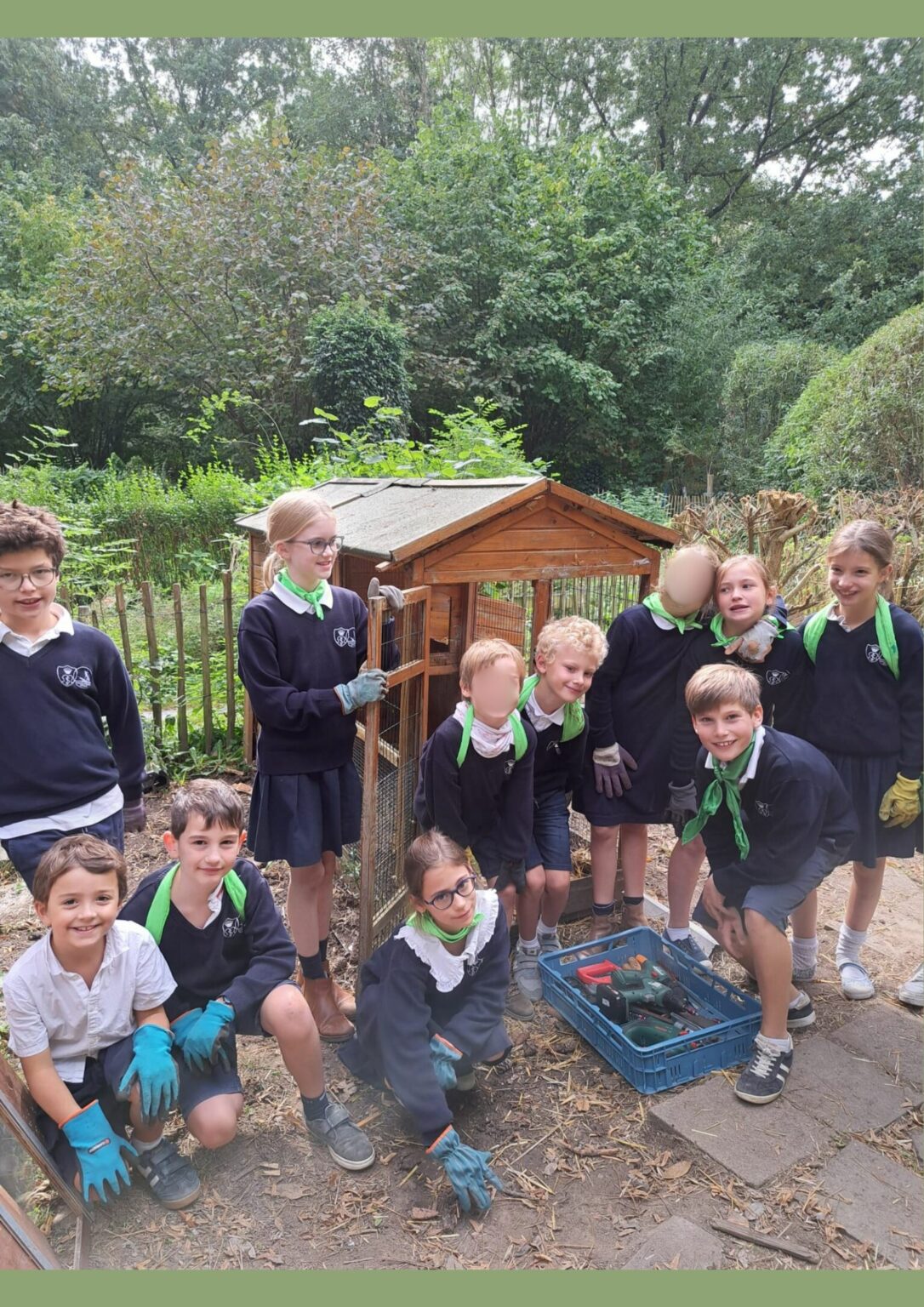 Groupe d’élèves du Collège Saint-Pierre Les Servites de Marie participant à une activité de jardinage écologique dans un espace vert pédagogique.